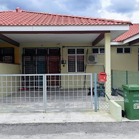 Neesa Homestay Bukit Gambang-Muslim Luaran gambar